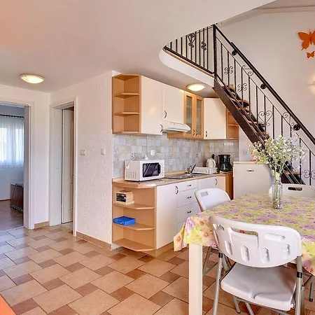 Schones Mit Meerblick In Strandnahe Apartment Medulin